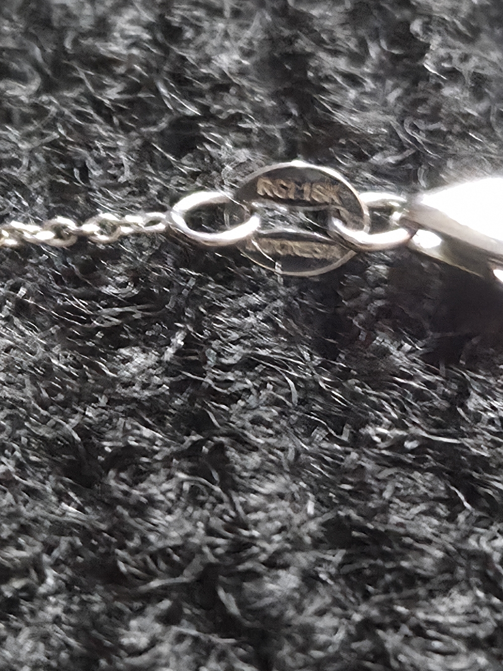 18K Asymmetrical Heart Pendant Necklace in White Gold - Picture 7 of 8